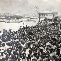 Centenares de aficionados, congregados el 10 de julio de 1928 en la vieja marquesina del puerto de Santa Cruz de Tenerife para recibir a Ángel Arocha, que aparece izado a hombros en el centro de la foto (FONDO CDT/LEGADO AROCHA)