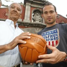 Julito y Nino posan para el fotógrafo Miguel Barreto ante el viejo portal de la grada de Herradura (ACAN)