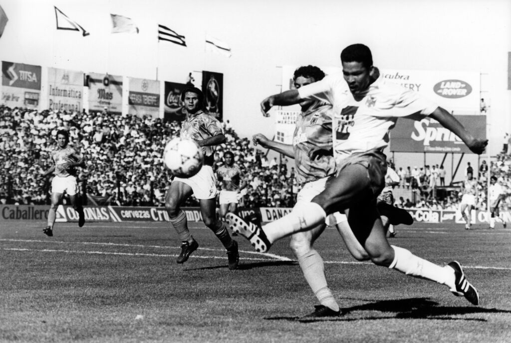Rommel Fernández, durante el Tenerife-Valencia disputado el 19 de mayo de 1991 en el Heliodoro (ACAN)