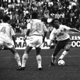 Redondo salva a dos rivales en el Tenerife-Juventus de la Copa de la UEFA 92-93. (ACAN)