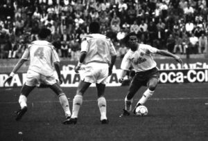 Redondo salva a dos rivales en el Tenerife-Juventus de la Copa de la UEFA 92-93. (ACAN)