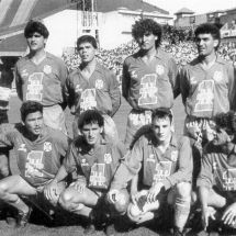 Formación del CD Tenerife en la cita decisiva en Riazor. Belza, Francis, Isidro, Manolo Hierro, Luis Delgado, Eduardo (de pie); Víctor, Rommel, Toño, Ferrer y Quique Estebaranz.