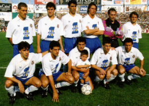 El Tenerife 91-92 forma con Julio Llorente, Berges, Toni, Redondo, Manolo, Revert (de pie), Felipe, Chano, Toño, Pizzi y Antonio Mata.