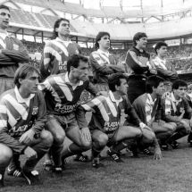 Alineación del CD Tenerife en su visita al Santiago Bernabéu el 124 de enero de 1993: Pizzi, Del Solar, Castillo, Agustín César Gómez (de pie), Paqui, Antonio Mata, Quique Estebaranz, Chano, Toño y Felipe