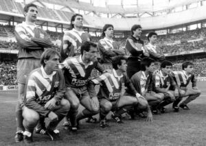 Alineación del CD Tenerife en su visita al Santiago Bernabéu el 24 de enero de 1993: Pizzi, Del Solar, Castillo, Agustín, César Gómez (de pie), Paqui, Antonio Mata, Quique Estebaranz, Chano, Toño y Felipe