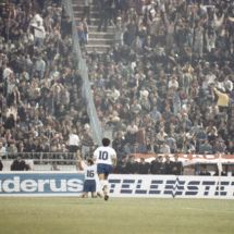 Pier celebra el 3-3 logrado por el Tenerife ante el Olympiakos en Grecia mientras Felipe acude a abrazarlo.