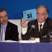 Quico Cabrera (izquierda) y Víctor Pérez Ascanio, en una junta de accionistas en 2003.