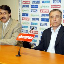 Quico Cabrera (derecha) presenta a Pepe Moré como entrenador de CD Tenerife.