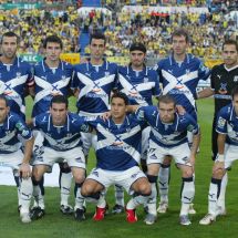 El Tenerife 08-09 se impone 0-1 en Las Palmas con Manolo Martínez, Marc Bertrán, Ricardo, Luna, Richi, Aragoneses (de pie); Nino, Alfaro, Héctor, Juanlu Hens y Ayoze García.