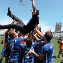 Los jugadores mantean a Álvaro Cervera tras consumarse en Hospitalet la vuelta del Tenerife a Segunda División.