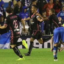 Suso celebra uno de sus dos goles en la victoria (1-3) del Tenerife 14-15 en Sabadell.