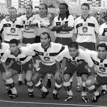 Formación del Tenerife en la temporada 00/01. Lussenhoff, Pablo Paz, Montoya, Emerson, Mista, Basavilbaso (de pie), Tiago, Dani, Pinilla, Hugo Morales y Pier.