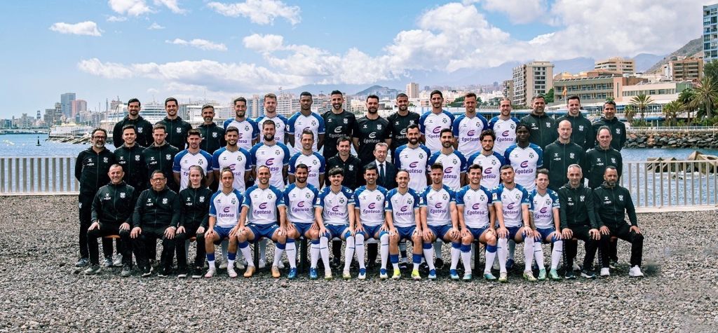 Por segundo año consecutivo, la fotografía oficial del CD Tenerife, en este caso de la temporada 2023/2024, se ha llevado a cabo en el exterior