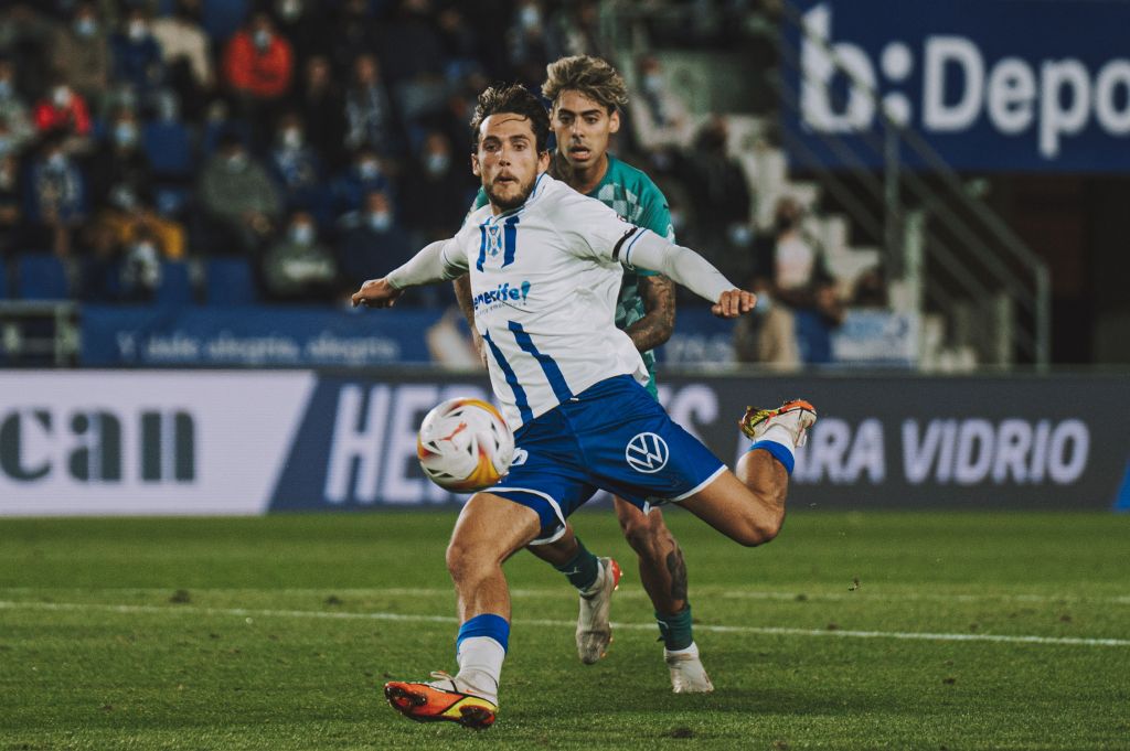 El equipo indálico se mide por primera vez como visitante del CD Tenerife en la temporada 58-59, donde pierde seis encuentros y empata cinco. En sus cuatro últimas comparecencias arranca una victoria.