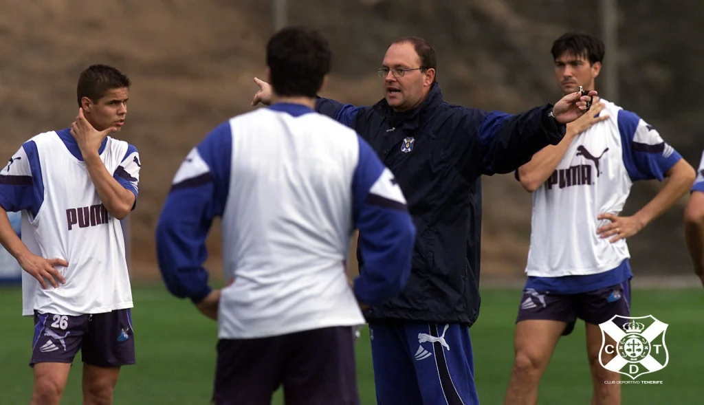 En este cuarto de siglo como entrenador, Pepe Mel acumula casi 800 partidos en los banquillos, distinguiéndose por apostar por el fútbol combinativo… y por la cantera.