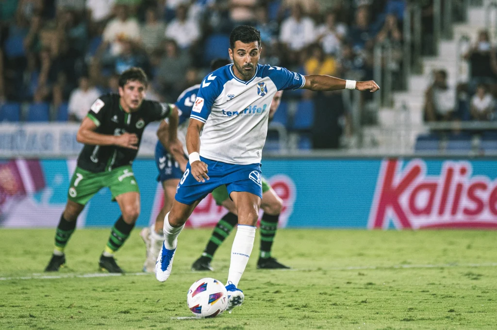 El CD Tenerife ha puntuado en 17 de las 19 ocasiones en las que se ha medido como local al equipo cántabro, que sí ganó en la Isla en las temporadas 71-72 y 74-75. Once victorias y seis empates, balance en positivo de los blanquiazules.