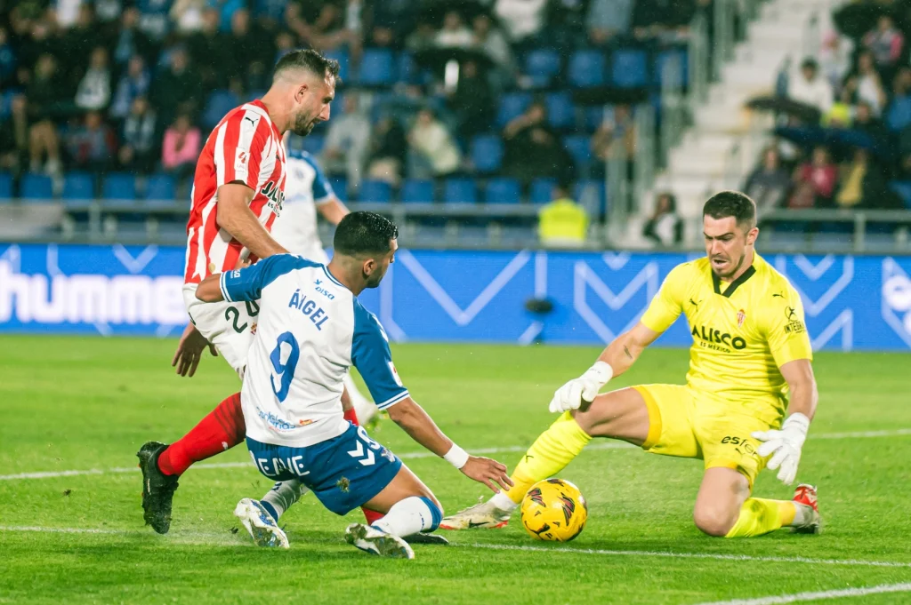 El resumen en cifras de los veintinueve Tenerife-Sporting de liga disputados ofrece un balance muy favorable: doce victorias del representativo, diez empates y siete derrotas.