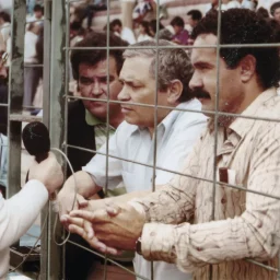 Eugenio Camacho (a la izquierda), del presidente José Lopez Gómez que es entrevistado a pie de campo por el periodista César Fernández-Trujillo.