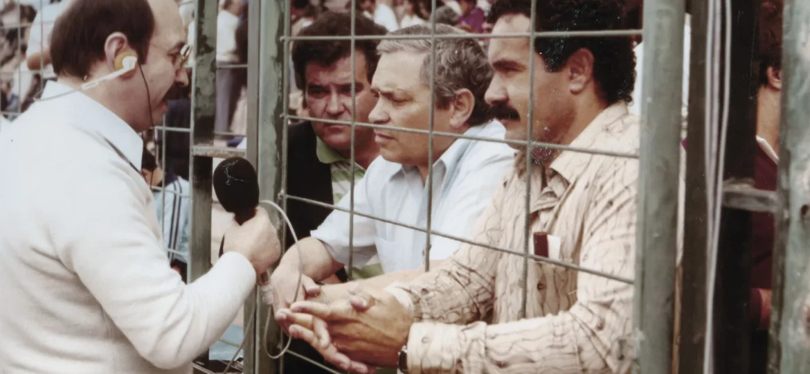 Eugenio Camacho (a la izquierda), del presidente José Lopez Gómez que es entrevistado a pie de campo por el periodista César Fernández-Trujillo.