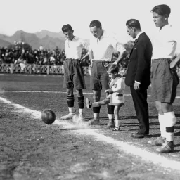 Foto de apertura: saque de honor en la inauguración del Stadium. Junto al presidente del CD Tenerife, Juan Muñoz Pruneda, los jugadores Barroso, Joaquín Pascual y Ángel Arocha (ARCHIVO CDT/FONDO LEGADO PEPE LÓPEZ).