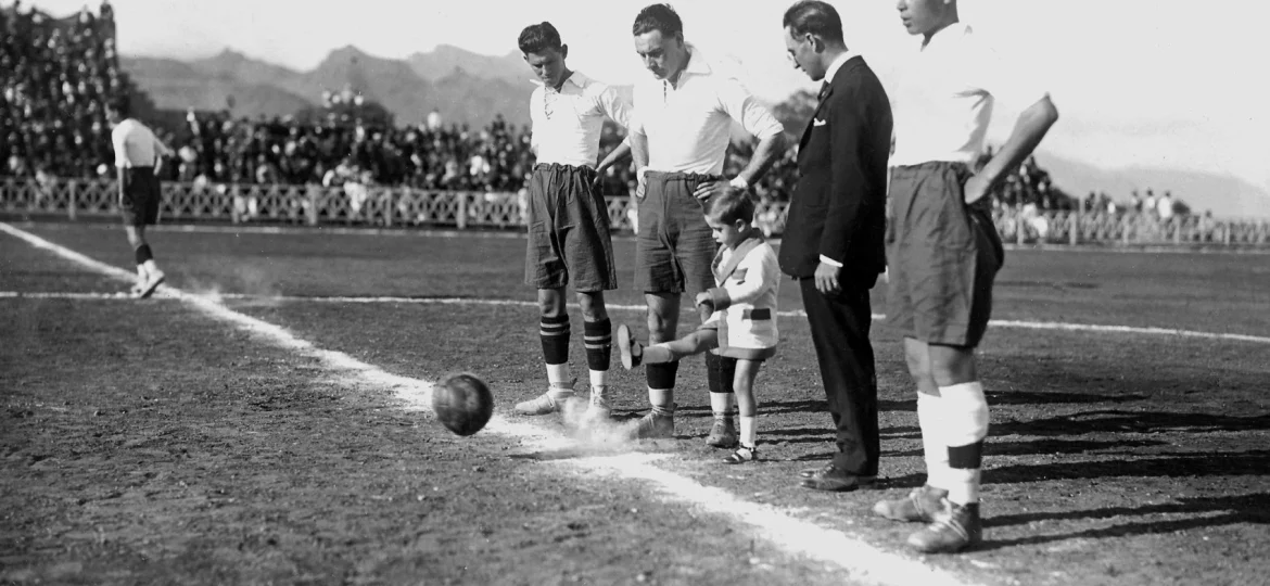 Foto de apertura: saque de honor en la inauguración del Stadium. Junto al presidente del CD Tenerife, Juan Muñoz Pruneda, los jugadores Barroso, Joaquín Pascual y Ángel Arocha (ARCHIVO CDT/FONDO LEGADO PEPE LÓPEZ).
