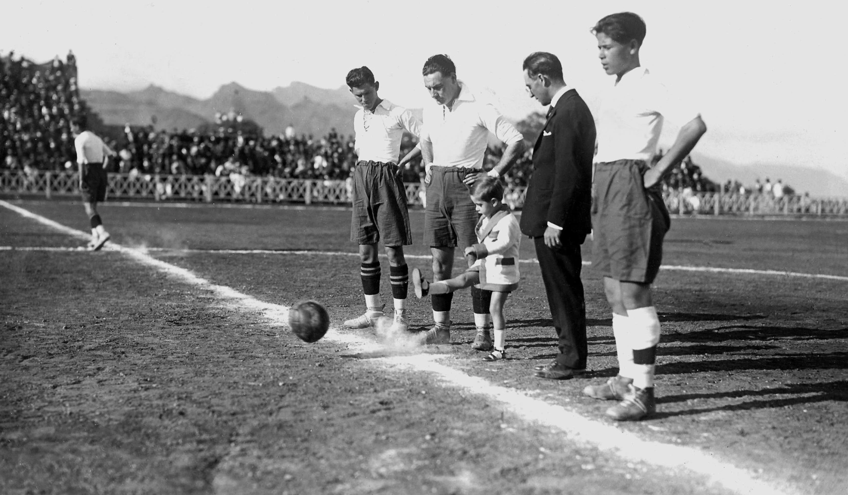 Foto de apertura: saque de honor en la inauguración del Stadium. Junto al presidente del CD Tenerife, Juan Muñoz Pruneda, los jugadores Barroso, Joaquín Pascual y Ángel Arocha (ARCHIVO CDT/FONDO LEGADO PEPE LÓPEZ).